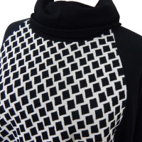 Laurèl Poncho in bianco e nero 