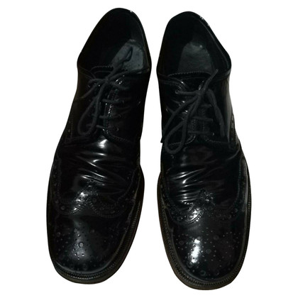 Miu Miu Chaussures à lacets en Cuir verni en Noir