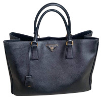 Prada Handtasche aus Leder in Schwarz