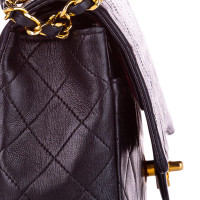 Chanel Classic Flap Bag Medium aus Leder in Schwarz