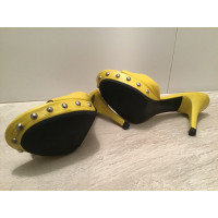 Guess Sandalen aus Leder in Gelb