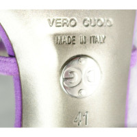 Dolce & Gabbana Sandalen aus Wildleder in Violett