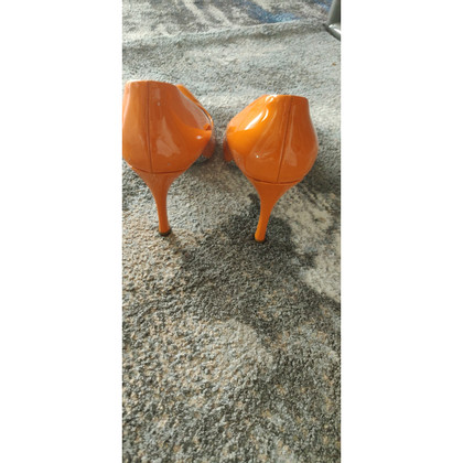 Miu Miu Pumps/Peeptoes en Cuir verni en Orange