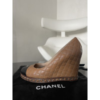Chanel Chaussures compensées en Cuir en Marron