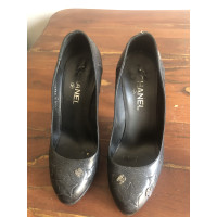 Chanel Chaussures compensées en Cuir verni en Noir