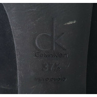 Calvin Klein Pumps/Peeptoes aus Wildleder in Schwarz