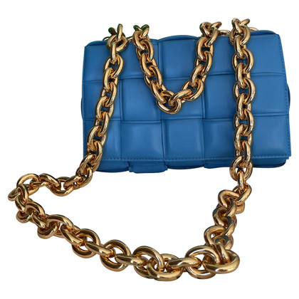Bottega Veneta Chain Cassette aus Leder in Blau