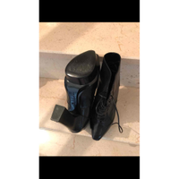 Alexander McQueen Stiefel aus Leder in Schwarz