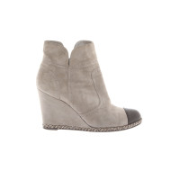 Chanel Wedges Suede in Grey