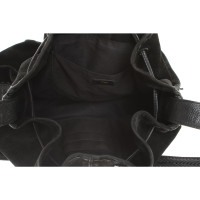 Maje Handtasche aus Wildleder in Schwarz