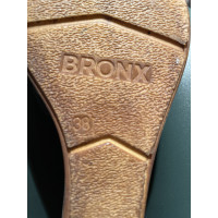 Bronx And Banco Chaussures compensées en Daim en Noir