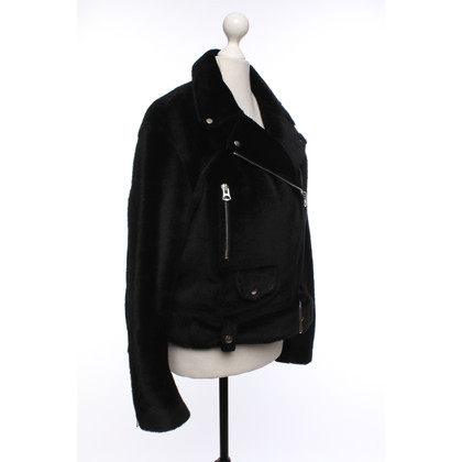 Acne Jacke/Mantel aus Pelz in Schwarz