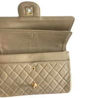 Chanel Classic Flap Bag Medium aus Leder in Creme