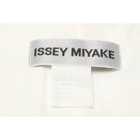 Issey Miyake Jacke/Mantel in Creme