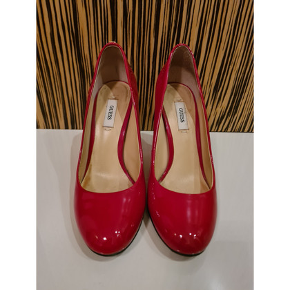 Guess Pumps/Peeptoes aus Lackleder in Rot