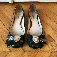 Miu Miu Chaussons/Ballerines en Cuir verni en Noir