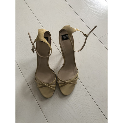 D&G Sandals Patent leather in Beige