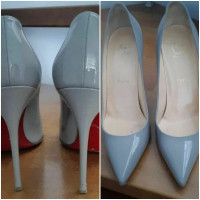 Christian Louboutin Pumps/Peeptoes Lakleer in Grijs