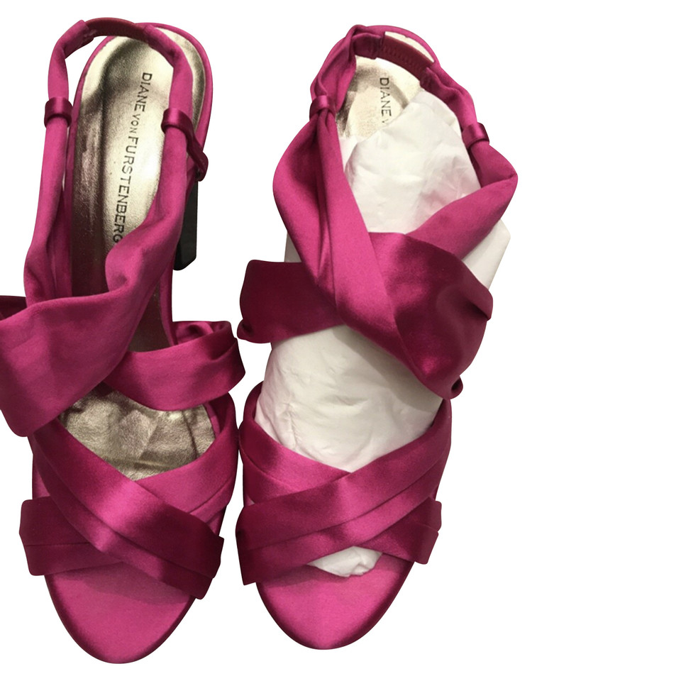 Diane Von Furstenberg Sandali in Fucsia