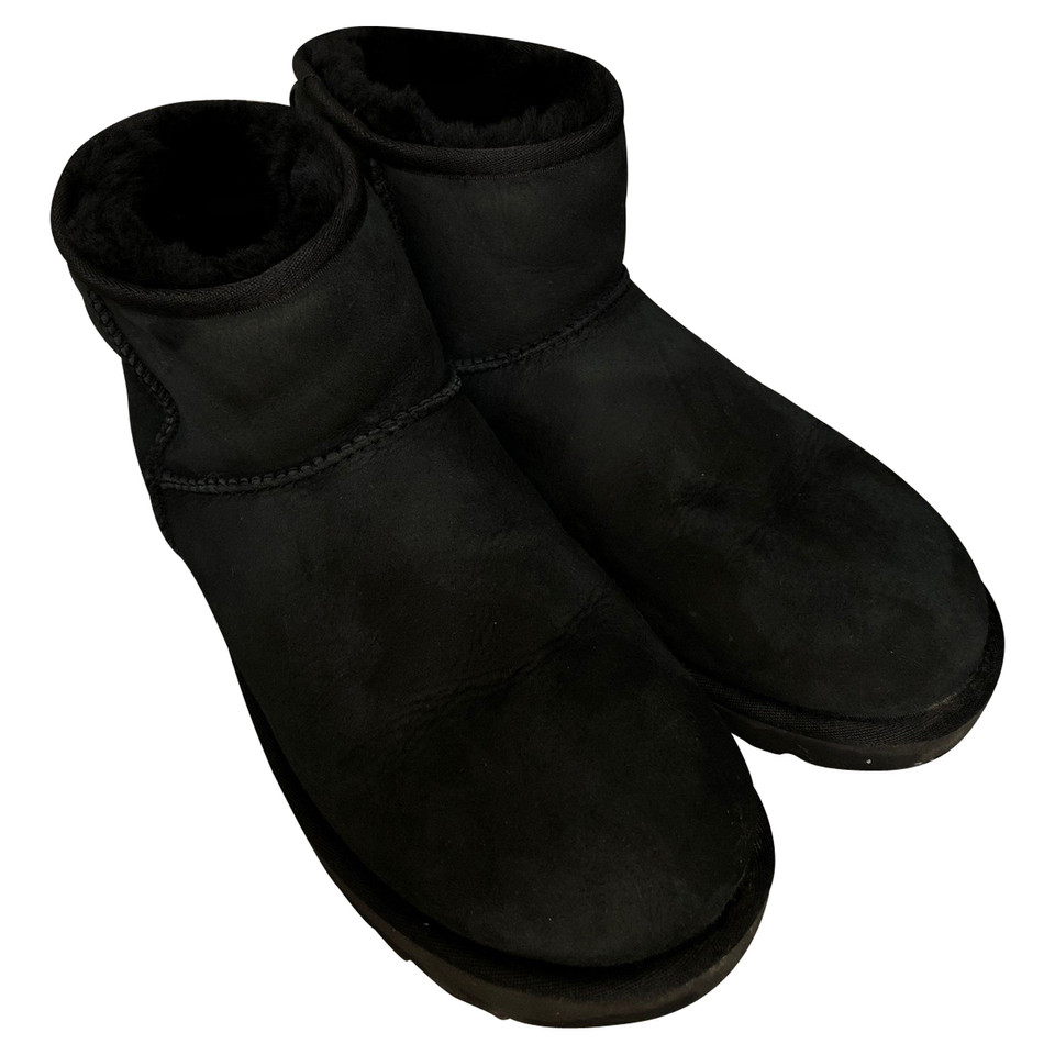 Ugg Australia Boots Suede in Black