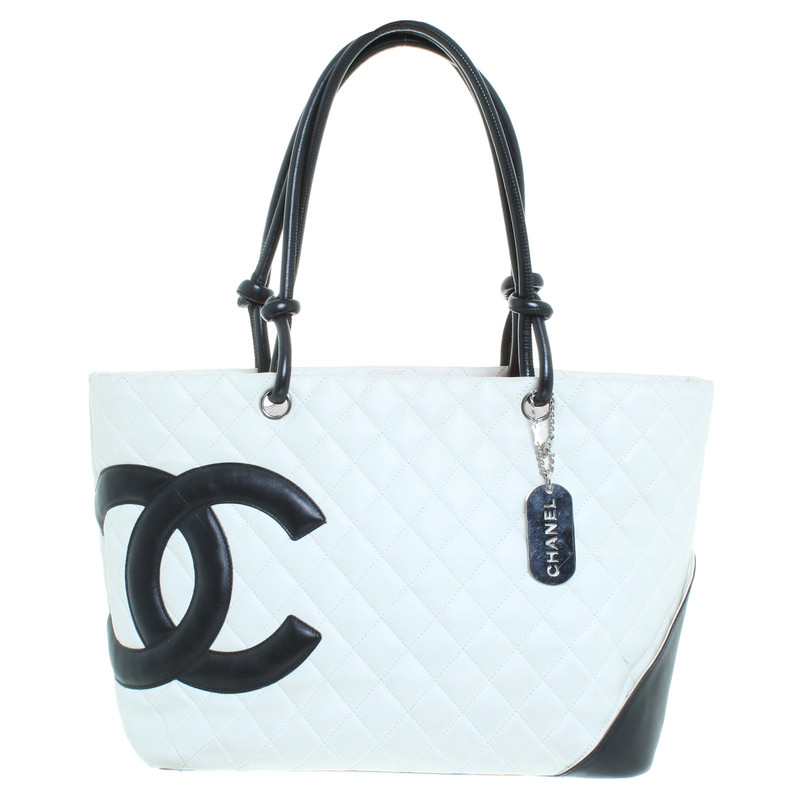 Chanel Shoppers in crème
