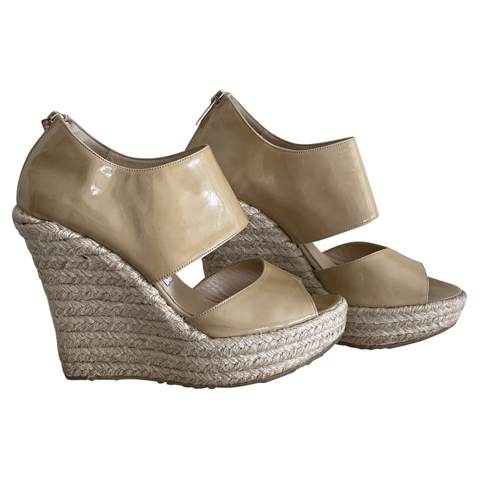 Jimmy Choo Chaussures compensées en Cuir verni en Beige