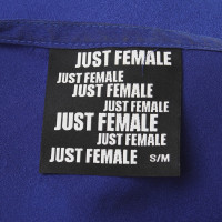 Andere Marke Just Female - Bluse in Royalblau