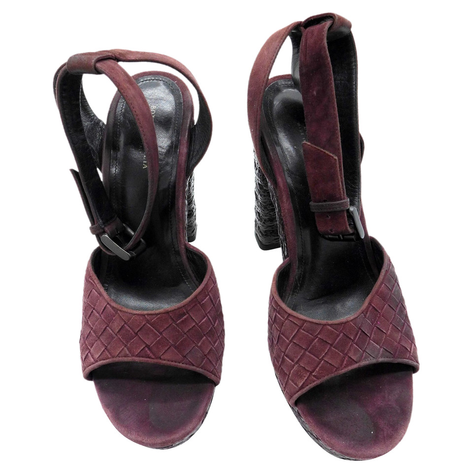 Bottega Veneta Sandalen aus Wildleder in Bordeaux