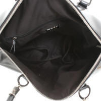 Coccinelle Handtasche aus Lackleder in Schwarz
