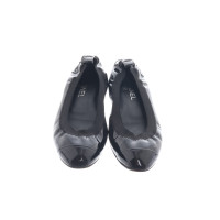 Chanel Slipper/Ballerinas aus Lackleder in Schwarz