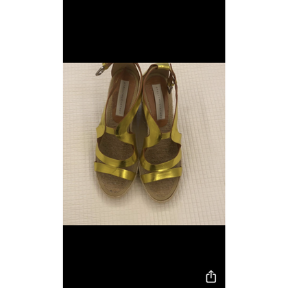 Stella McCartney Sandalen aus Lackleder in Gold