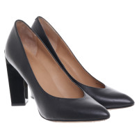 Marc Jacobs pumps made of leather