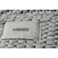 Humanoid Strick in Grau