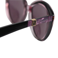 Yves Saint Laurent Des lunettes de soleil