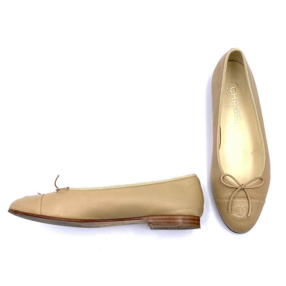 Chanel Slippers/Ballerina's Leer in Wit