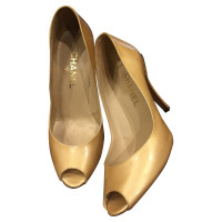 Chanel Pumps/Peeptoes Lakleer in Goud