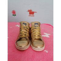 Adidas Sneakers aus Leder in Gold