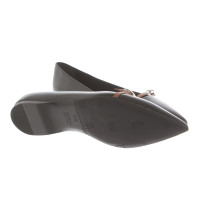 Hermès Slipper/Ballerinas aus Lackleder in Schwarz