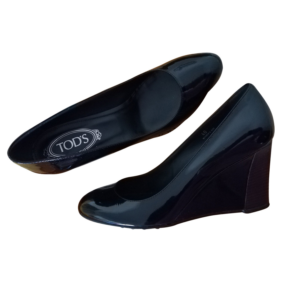 Tod's Chaussures compensées en Cuir verni en Noir