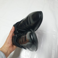 Prada Schnürschuhe aus Leder in Schwarz