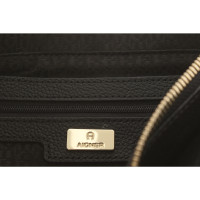 Aigner Handtasche aus Leder in Schwarz