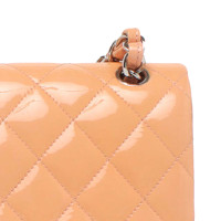 Chanel Flap Bag aus Lackleder in Beige
