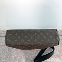 Louis Vuitton Umhängetasche aus Canvas in Braun