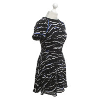 French Connection Robe avec motif en noir / bleu