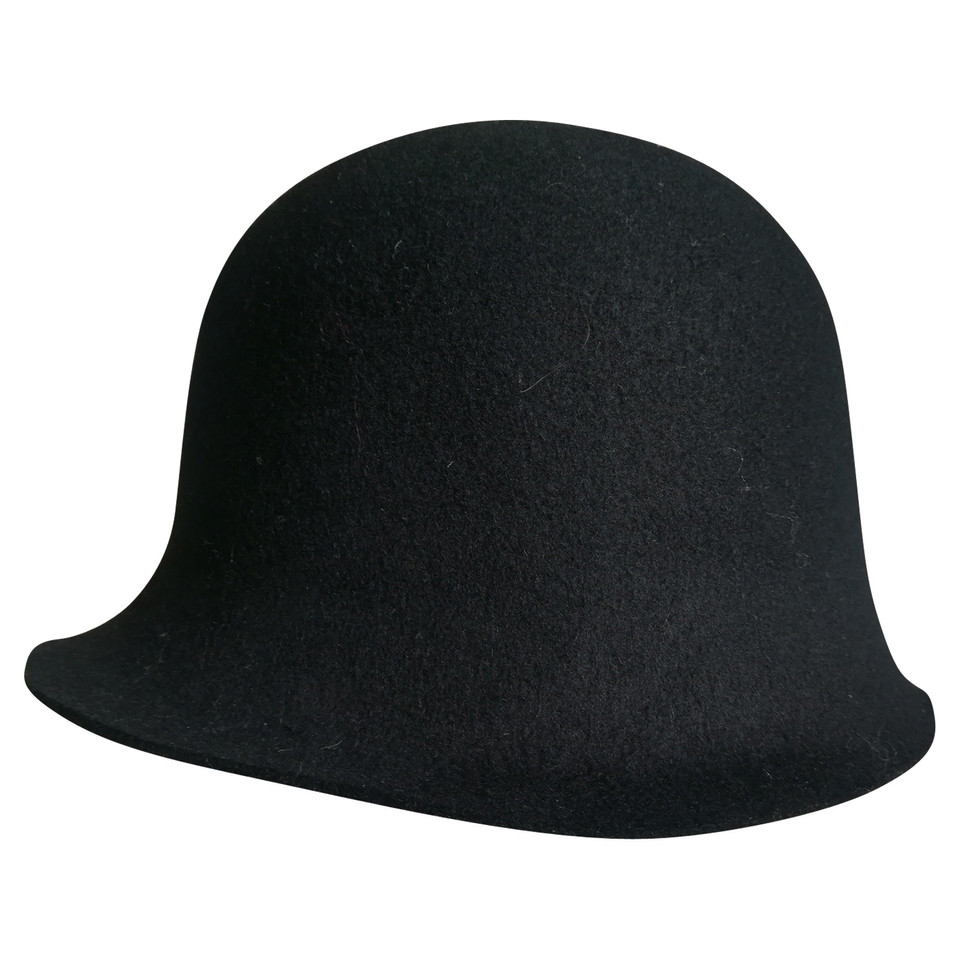 Armani hoed