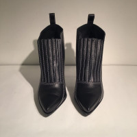Alexander McQueen Stiefeletten aus Leder in Schwarz