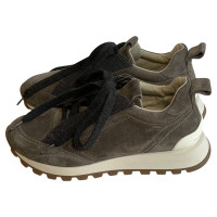 Brunello Cucinelli Sneakers aus Wildleder in Grau