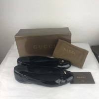 Gucci Slippers/Ballerina's Lakleer in Zwart