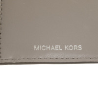 Michael Kors Umhängetasche aus Leder in Silbern