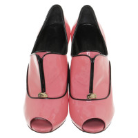 Gucci Stiefeletten aus Lackleder in Rosa / Pink